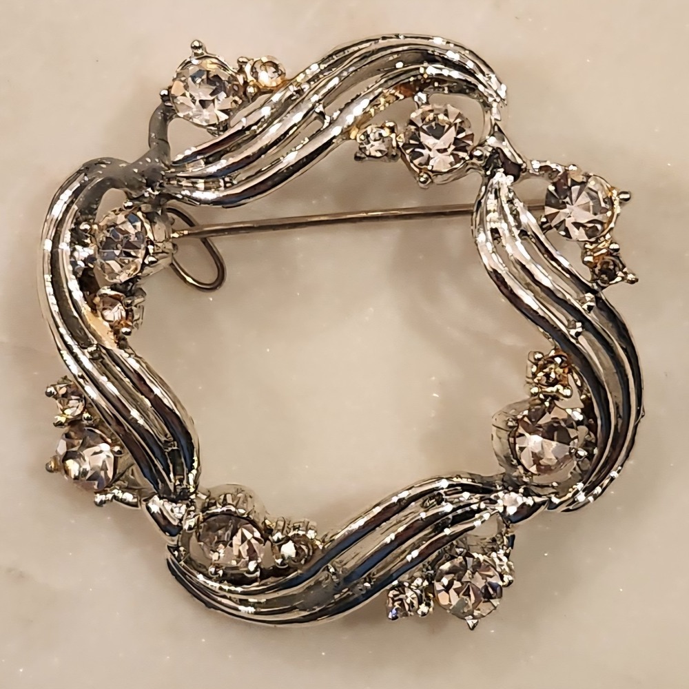 Vintage‎ Brooch Silver-Tone Rhinestone Circle Wreath Mid-Century Style Classic